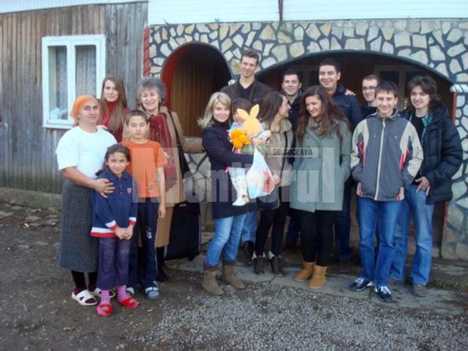 Elevii au dus ieri daruri unei familii nevoiașe din Șcheia
