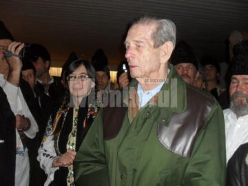 Regele și Regina ascultând colindătorii din Râșca