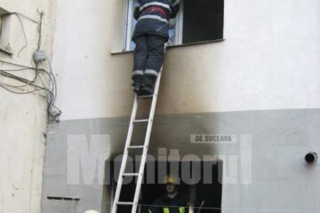 Pompierii au fost nevoiți să spargă geamul, pentru a intra în apartamentul de la etajul I