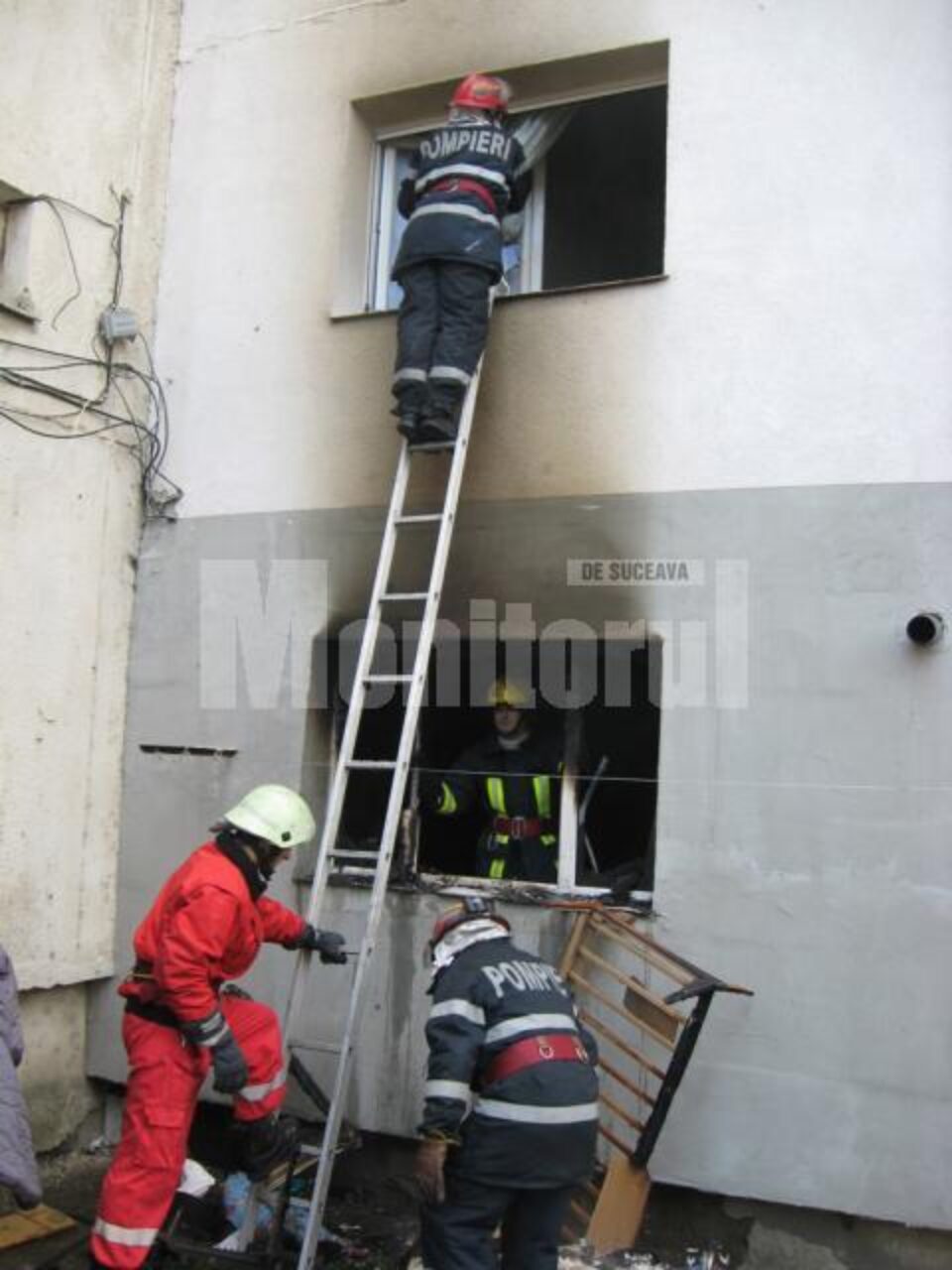 Pompierii au fost nevoiți să spargă geamul, pentru a intra în apartamentul de la etajul I Pompierii au fost nevoiți să spargă geamul, pentru a intra în apartamentul de la etajul I