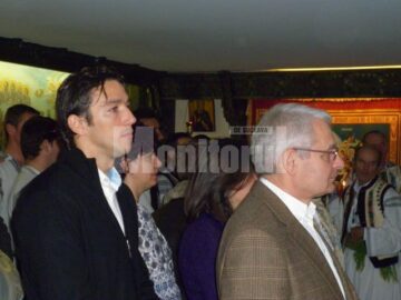 George Ogăraru împreună cu coriștii din Râșca