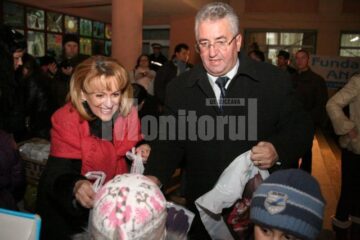 Cadourile au fost împărțite de primarul Ion Lungu și deputatul Sanda- Maria Ardeleanu