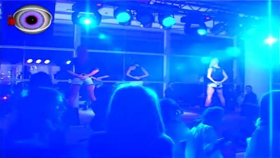 Alex Velea, concert alături de patru dansatoare sexy