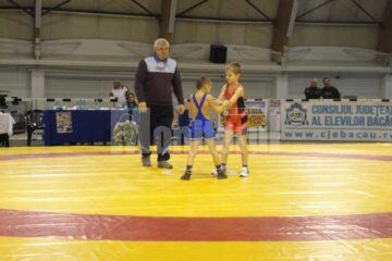 Gabriel Bălan (cu spatele) a obținut argintul la categoria 25 de kg