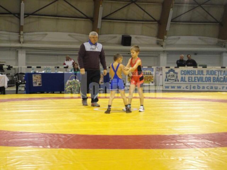 Gabriel Bălan (cu spatele) a obținut argintul la categoria 25 de kg