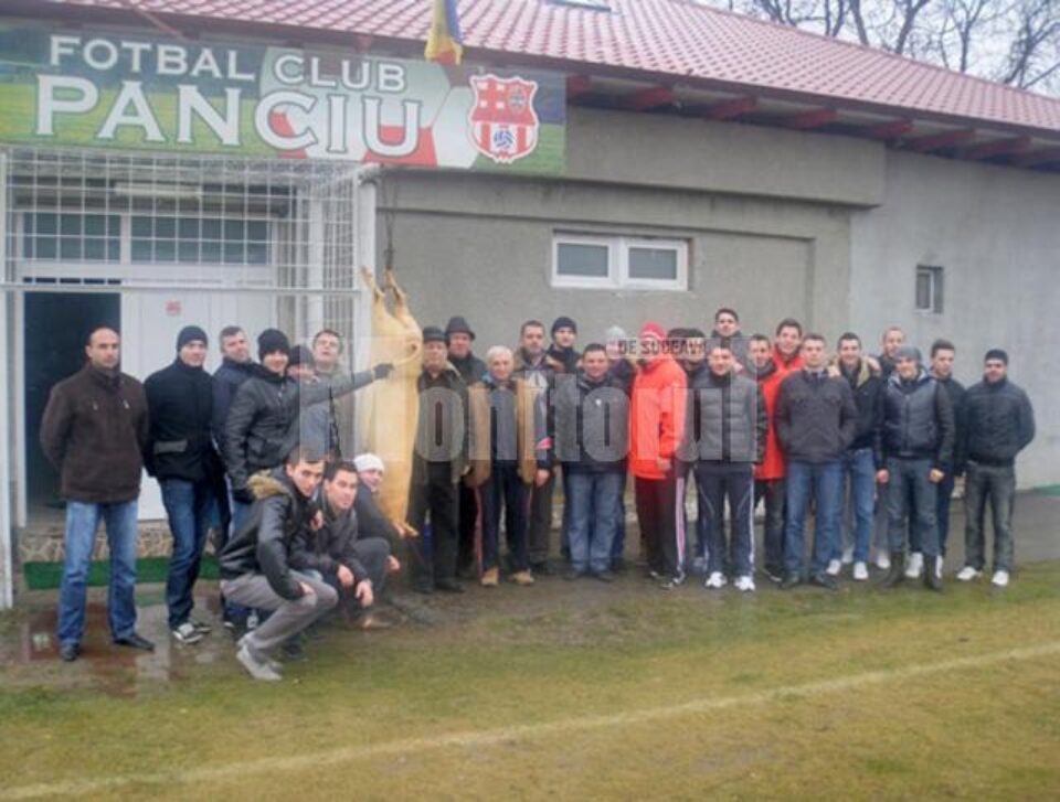Suceveanul Alex Moldovan și coechipierii săi de la FC Panciu au sărbătorit cu șorici plecarea în vacanță