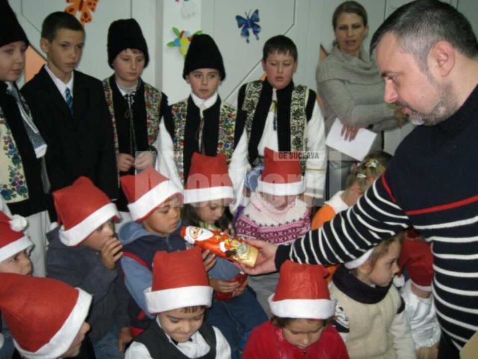 Ioan Bălan, împărțind cadouri