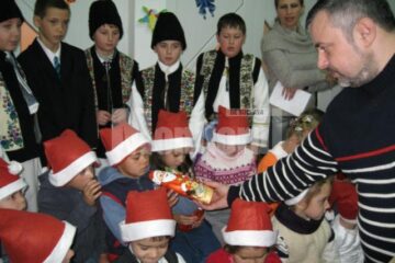 Ioan Bălan, împărțind cadouri