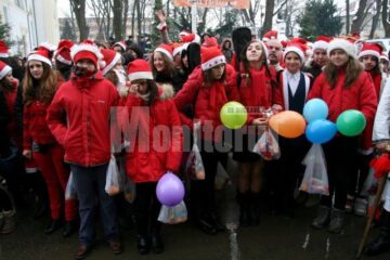 350 de elevi din municipiul Suceava participă astăzi la parada anuală a Moșilor Crăciun