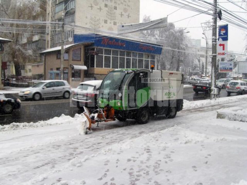 Mașinile de deszăpezire ale Rosal au intervenit și pe trotuare