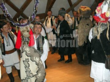 Grupul „Flori de măr” din Rasca i-a colindat pe elvețieni