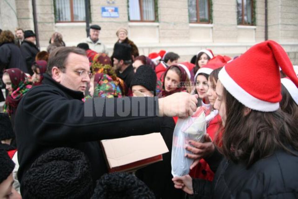 Gheorghe Flutur împărțind cadouri Moșilor