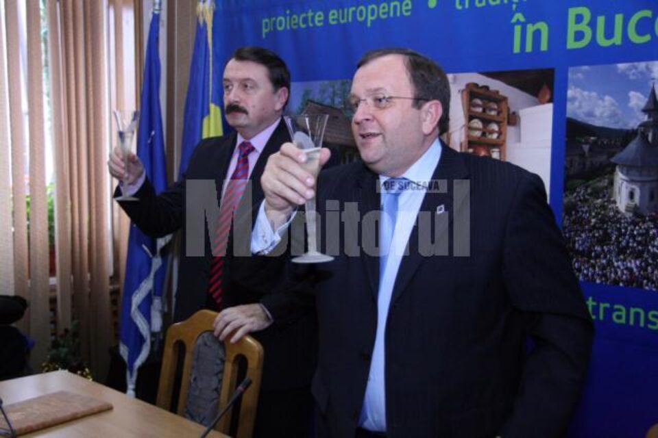 Consilierii județeni au ciocnit o cupă de șampanie în ultima ședință din acest an