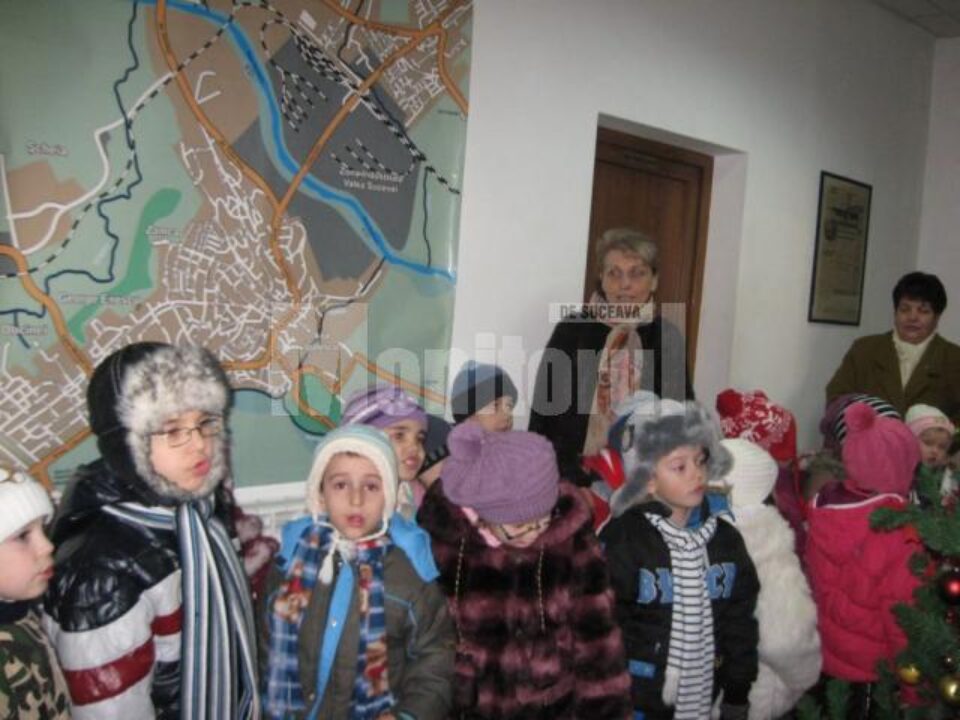 Copiii de la Grădinița „Țăndărică” au colindat redacția Monitorului de Suceava