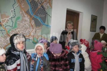 Copiii de la Grădinița „Țăndărică” au colindat redacția Monitorului de Suceava