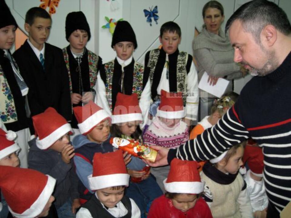 Deputatul PD-L Ioan Bălan și-a asumat rolul Moșului pentru cei peste o sută de copii de la Grădinița cu Program Normal din comuna Mitocu Dragomirnei
