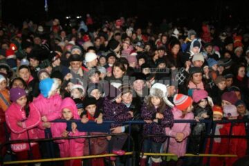 Locuitorii cartierului Burdujeni au răspuns în număr mare invitației de a se întâlni cu Moș Crăciun