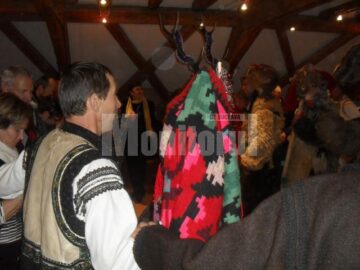 Grupul „Flori de măr” din Rasca i-a colindat pe elvețieni