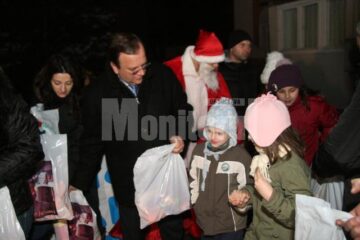 Flutur, Lungu și Bălan l-au ajutat pe Moș Crăciun să vină cu daruri la copiii din Burdujeni