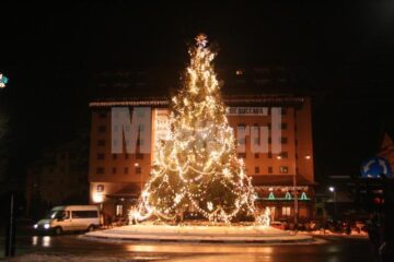 Humorenii au asistat la aprinderea luminilor din bradul de Crăciun