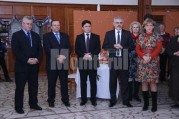 Înainte de a se așeza la masa cu bucate tradiționale, oficialitățile au rostit câteva cuvinte