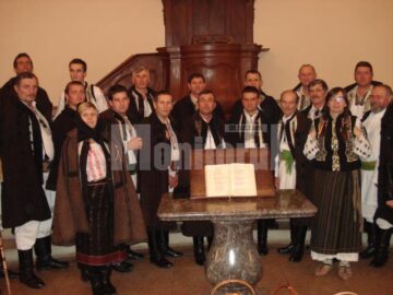Grupul „Flori de măr” din Rasca i-a colindat pe elvețieni