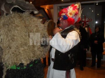 Grupul „Flori de măr” din Rasca i-a colindat pe elvețieni