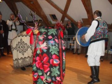 Grupul „Flori de măr” din Rasca i-a colindat pe elvețieni