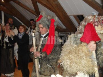 Grupul „Flori de măr” din Rasca i-a colindat pe elvețieni