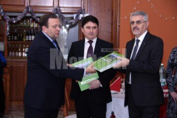 Președintele CJ Suceava i-a oferit consulului general al Ucrainei la Suceava un album despre Bucovina1