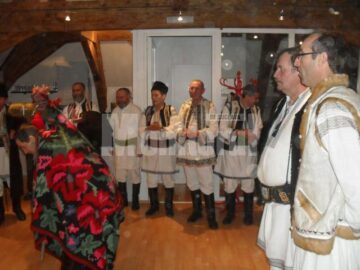Grupul „Flori de măr” din Rasca i-a colindat pe elvețieni