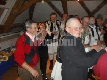Grupul „Flori de măr” din Rasca i-a colindat pe elvețieni
