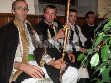 Grupul „Flori de măr” din Rasca i-a colindat pe elvețieni