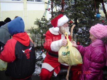 Moș Crăciun împărțind cadouri copiilor angajaților SC Mopan