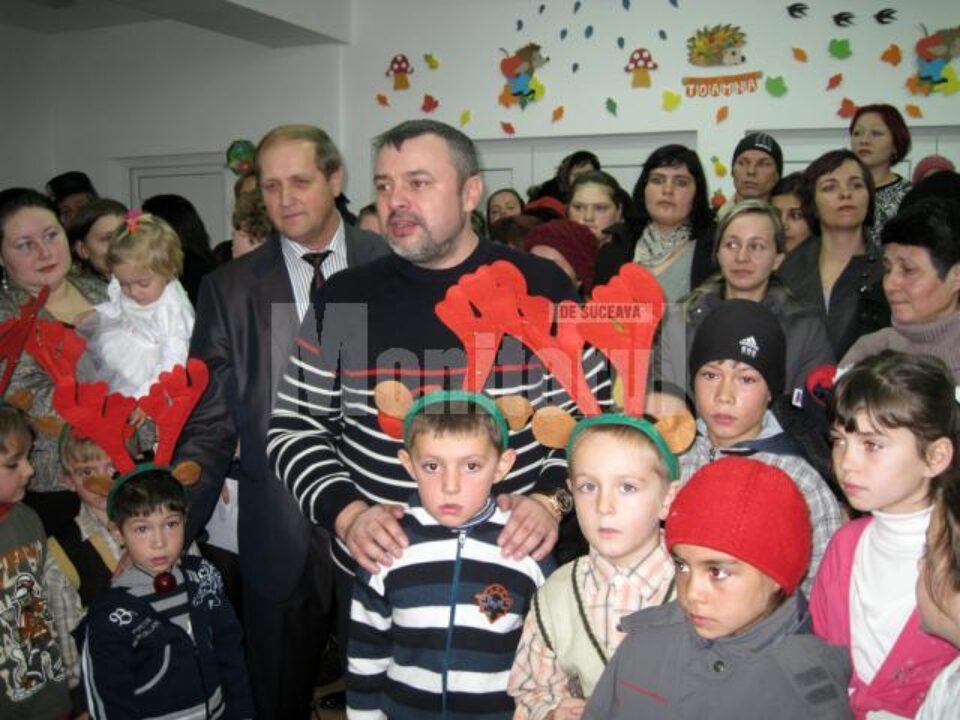 Deputatul PD-L Ioan Bălan și-a asumat rolul Moșului pentru cei peste o sută de copii de la Grădinița cu Program Normal din comuna Mitocu Dragomirnei