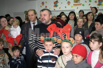 Deputatul PD-L Ioan Bălan și-a asumat rolul Moșului pentru cei peste o sută de copii de la Grădinița cu Program Normal din comuna Mitocu Dragomirnei