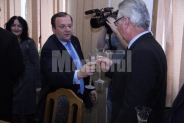 Consilierii județeni au ciocnit o cupă de șampanie în ultima ședință din acest an
