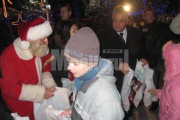 Ion Lungu a fost ajutorul lui Moș Crăciun la împărțirea cadourilor, în Areni