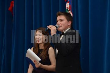 Prezentatorii spectacolului Moș Crăciun face minuni