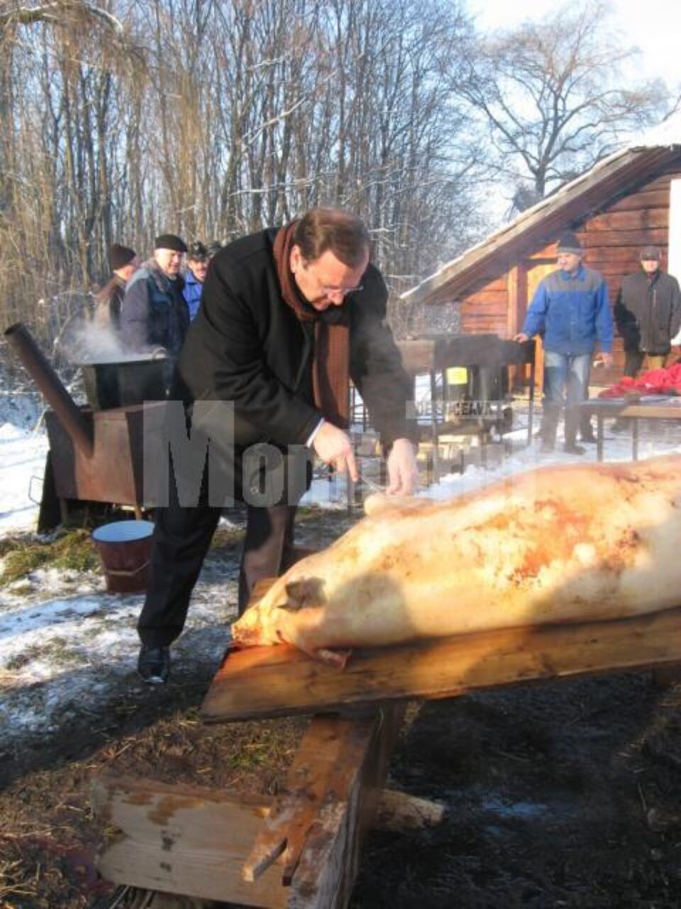 Președintele CJ Suceava, Gheorghe Flutur, taie prima fâșie de șoric