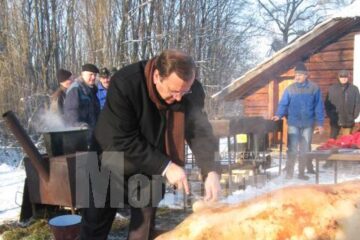 Președintele CJ Suceava, Gheorghe Flutur, taie prima fâșie de șoric