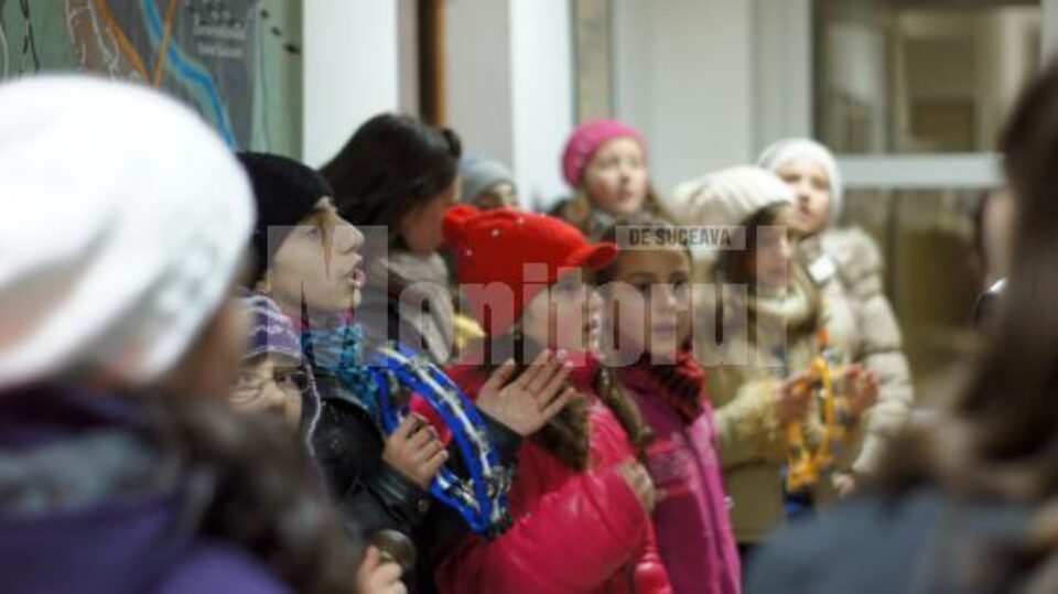 Elevii din Siminicea au colindat Monitorul de Suceava