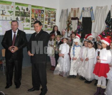 Dumitru Morhan, alături de directorul Iulian Chideșa și copiii din Negostina