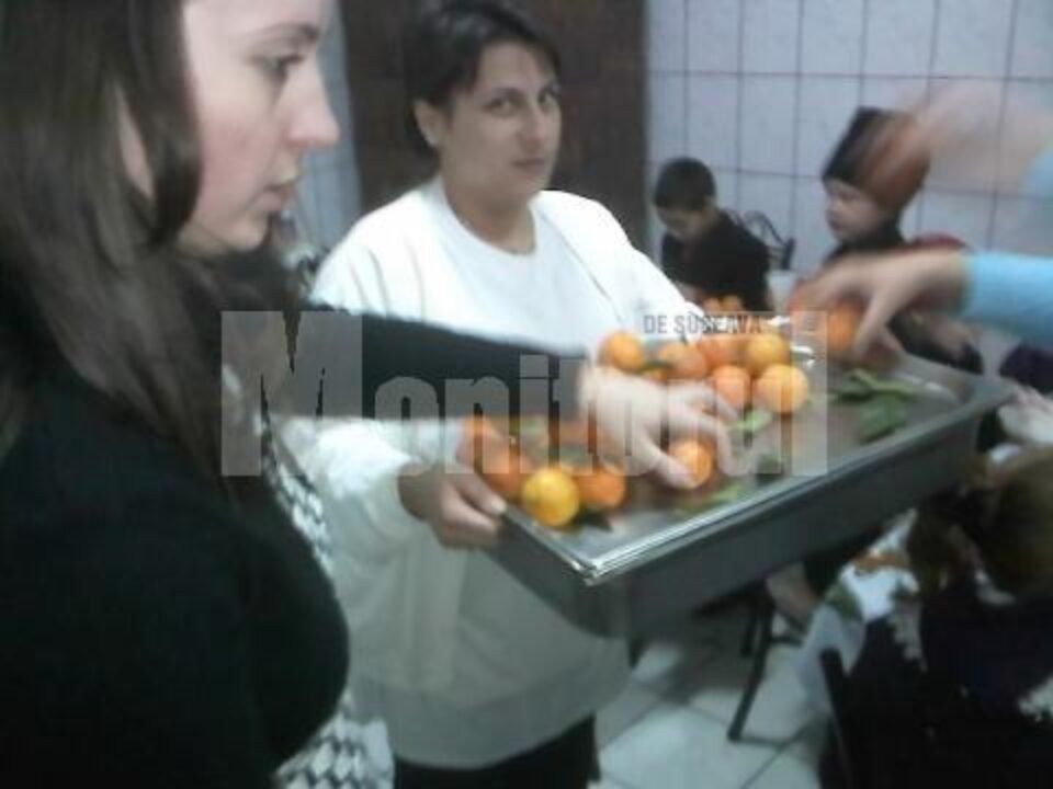 Elevi de la Vatra Moldoviței au împărțit miercuri daruri bătrânilor din Pojorâta