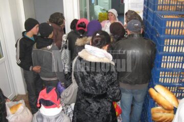 Săracii Sucevei au venit să primească pachetele cu hrană de Crăciun