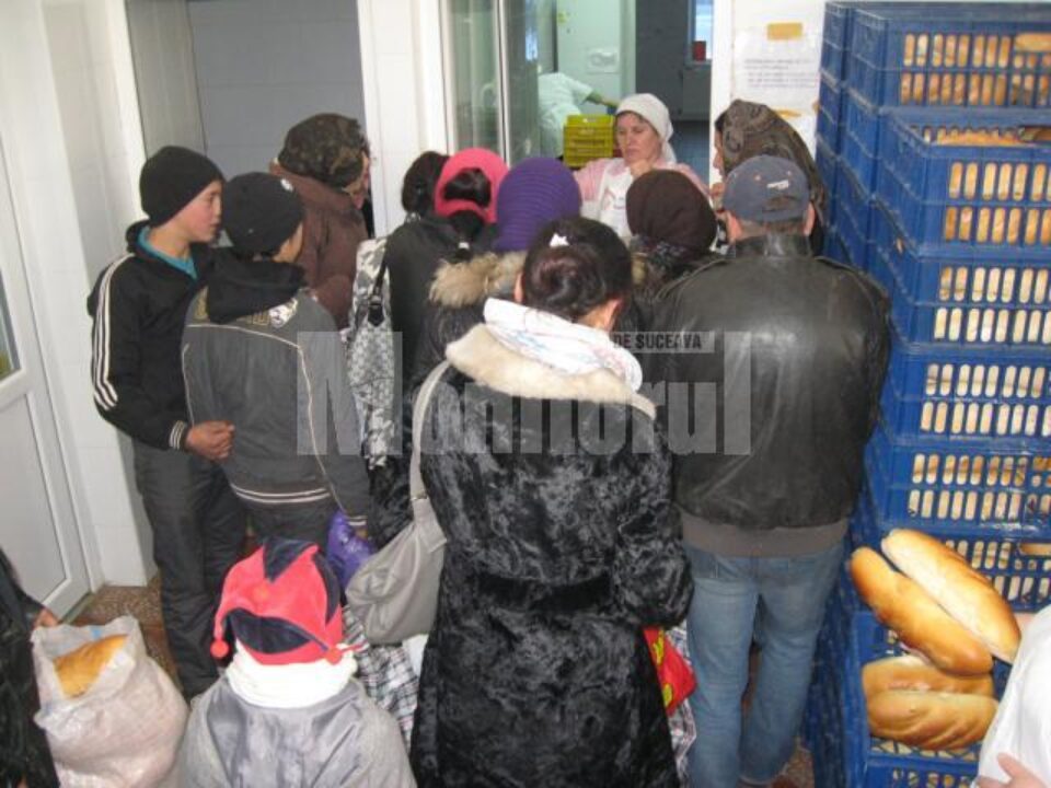 Săracii Sucevei au venit să primească pachetele cu hrană de Crăciun