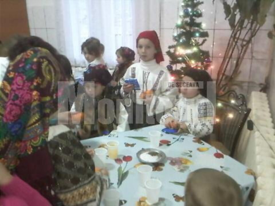 Elevi de la Vatra Moldoviței au împărțit miercuri daruri bătrânilor din Pojorâta