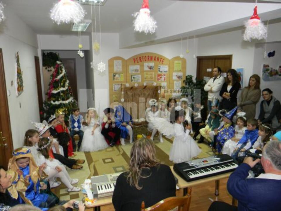 Copiii din grupa „Piticii”, la serbarea „În așteptarea lui Moș Crăciun"