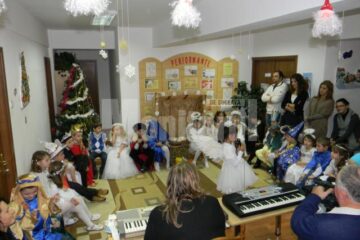 Copiii din grupa „Piticii”, la serbarea „În așteptarea lui Moș Crăciun"