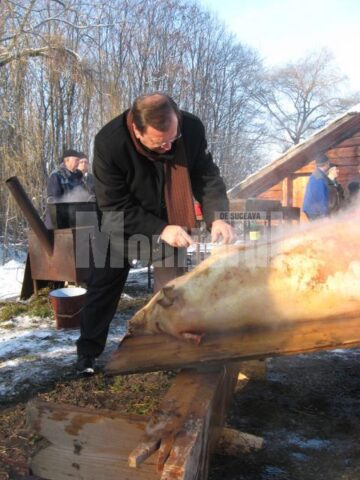 Președintele CJ Suceava, Gheorghe Flutur, taie prima fâșie de șoric